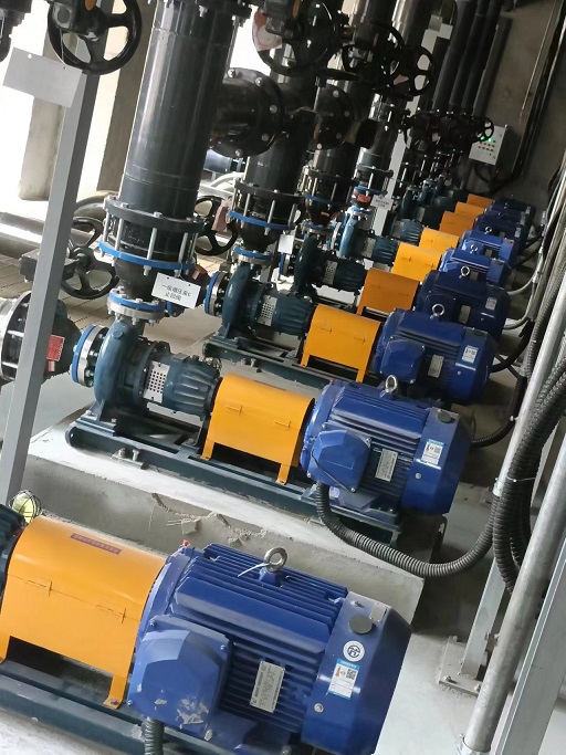 宿迁恒逸200 万吨/年聚酯项目锅炉及配套工程化工泵调试现场